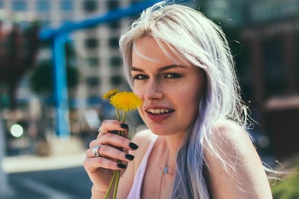 Comment gérer la transition vers les cheveux gris avec élégance ?