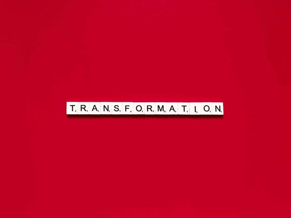 Quels accessoires ajouter pour transformer une tenue de bureau en une tenue de soirée élégante ?