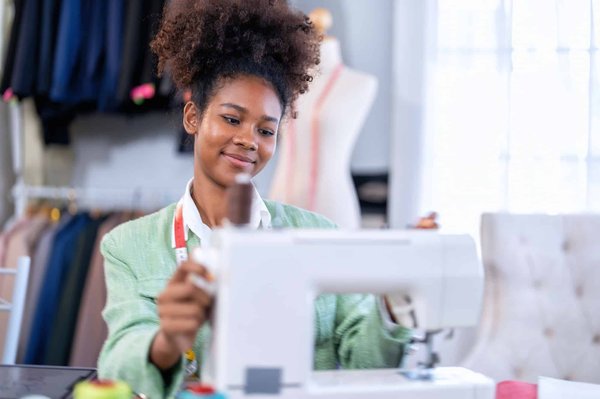 Machine à coudre piqueuse plate : Les différents types disponibles sur le marché